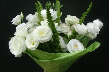 flower delivery Budapest - round bouquet of 10 lisianthuses